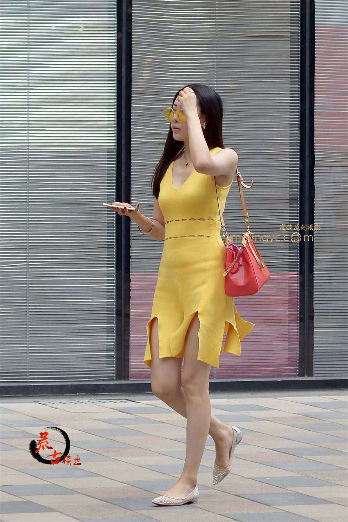 街拍大胸纹身短发美女，黄色裙子很清爽_中国街拍-真实街拍第一站