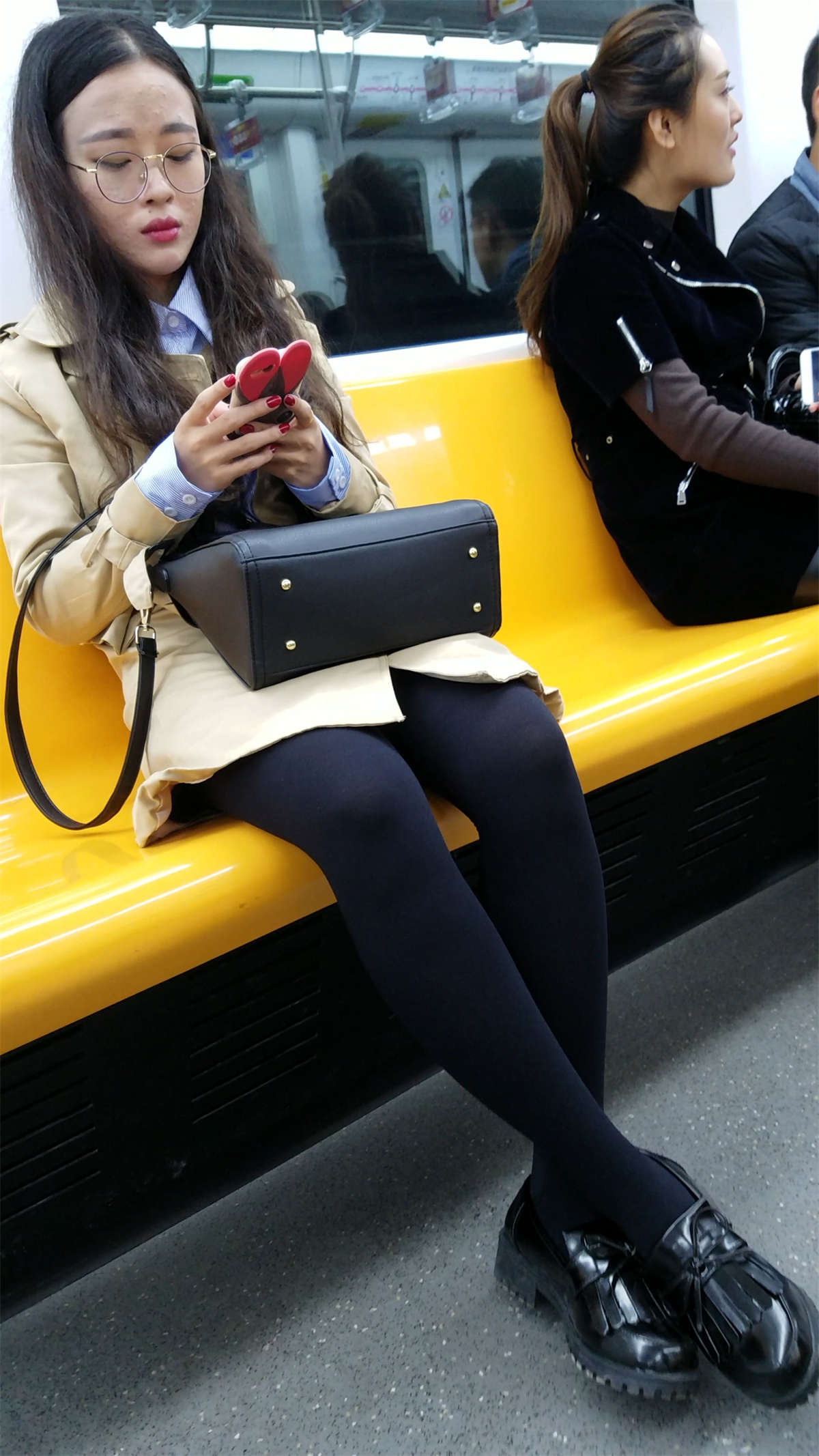 地铁少妇闪亮黑色丝袜细长美腿-魅丝社-专注分享美女写真名站摄影图集