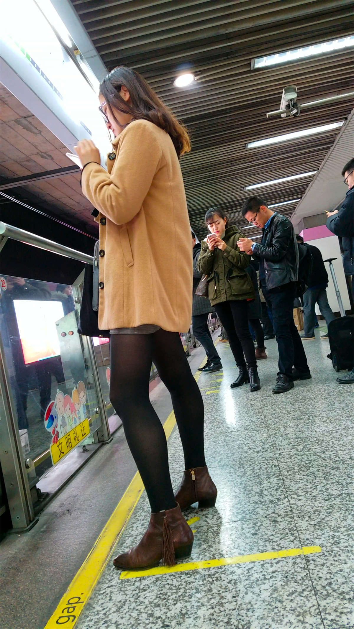 地铁原点短裤条纹黑色丝袜少妇-魅丝社-专注分享美女写真名站摄影图集