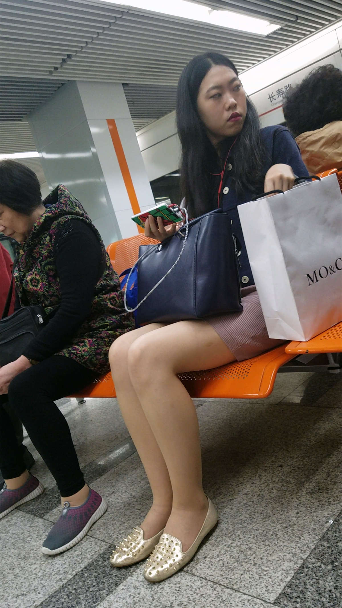 地铁上的光腿短裙美女，美丽的脸庞_中国街拍-真实街拍第一站