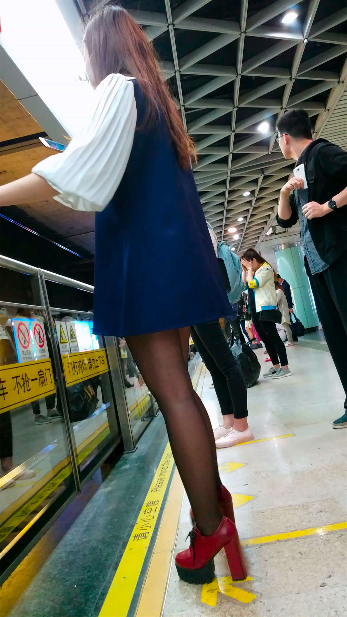 地铁上的极品短裤妹子-魅丝社-专注分享美女写真名站摄影图集